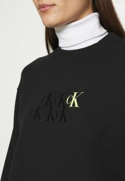 Calvin Klein Jeans MONOGRAM CROPPED - Sweatshirt - Black -Calvin Klein Elegant Magasin 59a3388529d64463b7ad244669a2e87f