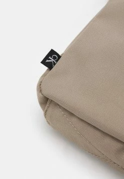 Calvin Klein Jeans SPORT ESSENTIALREPORTER UNISEX - Sac Bandoulière - Crockery 7 Calvin Klein Jeans SPORT ESSENTIALREPORTER UNISEX - Sac Bandoulière - Crockery -Calvin Klein Elegant Magasin 5aeb912153ef4405a4a79832c805b6a4