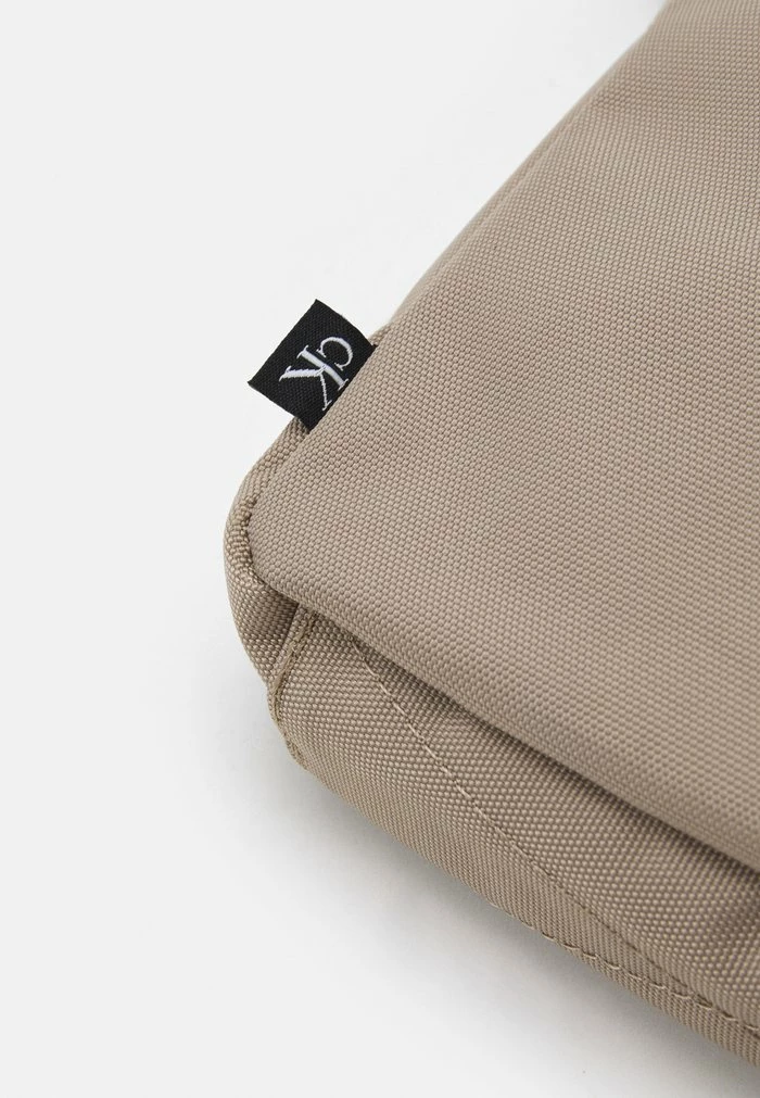 Calvin Klein Jeans SPORT ESSENTIALREPORTER UNISEX - Sac Bandoulière - Crockery 4 Calvin Klein Jeans SPORT ESSENTIALREPORTER UNISEX - Sac Bandoulière - Crockery – Image 4