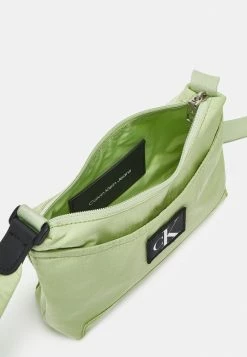 Calvin Klein Jeans CITY SHOULDER BAG - Sac à Main - Jaded Green -Calvin Klein Elegant Magasin 5b6fb61b887d4fa5b5af7475603339f3