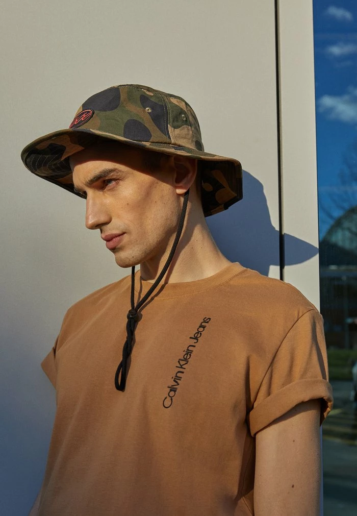 Calvin Klein Jeans SEASONAL INSTITUTIONAL BACK TEE UNISEX - T-shirt Imprimé - Tobacco Brown 4 Calvin Klein Jeans SEASONAL INSTITUTIONAL BACK TEE UNISEX - T-shirt Imprimé - Tobacco Brown – Image 4