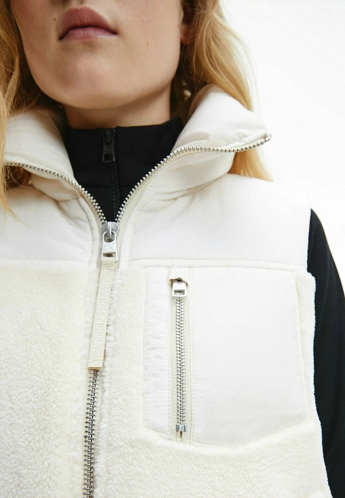 Calvin Klein Jeans Veste Sans Manches - Muslin 4 Calvin Klein Jeans Veste Sans Manches - Muslin – Image 4