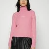 Calvin Klein Jeans MONOGRAM EMBROIDERY ROLL NECK - Pullover - Lipstick Pink