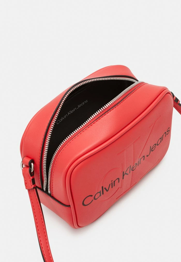 Calvin Klein Jeans SCULPTED CAMERA BAG MONO - Sac Bandoulière - Strawberry Field 3 Calvin Klein Jeans SCULPTED CAMERA BAG MONO - Sac Bandoulière - Strawberry Field – Image 3