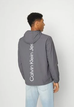 Calvin Klein Jeans INSTITUTIONAL LOGO - Veste Coupe-vent - Fossil Grey -Calvin Klein Elegant Magasin 623914f4664b4f0a8ccb32c6eacc1d9d