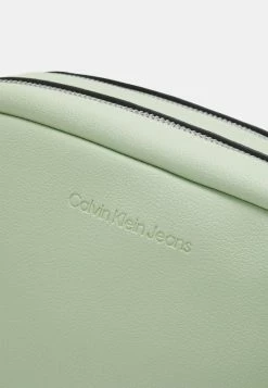 Calvin Klein Jeans ULTRALIGHT DOUBLE ZIP CAMERA BAG - Sac Bandoulière - Jaded Green -Calvin Klein Elegant Magasin 62c052a5e7fd416080cc53a71d4b8143