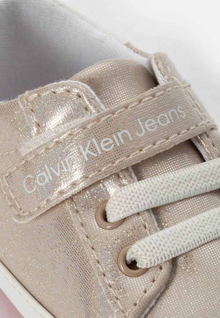 Calvin Klein Jeans Chaussons Pour Bébé - Beige 6 Calvin Klein Jeans Chaussons Pour Bébé - Beige – Image 6
