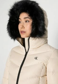 Calvin Klein Jeans SHORT FITTED PUFFER - Doudoune - Muslin 11 Calvin Klein Jeans SHORT FITTED PUFFER - Doudoune - Muslin -Calvin Klein Elegant Magasin 6473c20d909f4f77a6991cf5066ce803