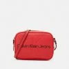 Calvin Klein Jeans SCULPTED CAMERA BAG MONO - Sac Bandoulière - Strawberry Field