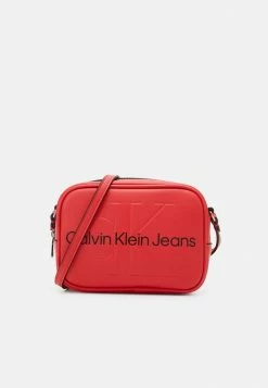 Calvin Klein Jeans SCULPTED CAMERA BAG MONO - Sac Bandoulière - Strawberry Field