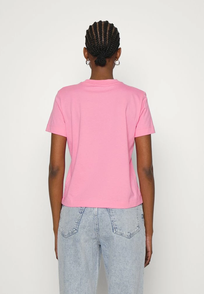 Calvin Klein Jeans SHRUNKEN INSTITUTIONAL TEE - T-shirt Basique - Lipstick Pink 3 Calvin Klein Jeans SHRUNKEN INSTITUTIONAL TEE - T-shirt Basique - Lipstick Pink – Image 3