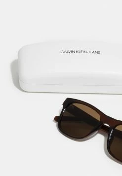 Calvin Klein Jeans UNISEX - Lunettes De Soleil - Crystal Brown -Calvin Klein Elegant Magasin 691cadd9c8d74437b35d7bab169361b6