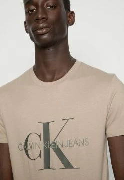 Calvin Klein Jeans SEASONAL MONOGRAM TEE - T-shirt Imprimé - Crockery/black Olive -Calvin Klein Elegant Magasin 6a6fe7c5085e457983741e9ba76781ff