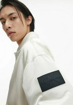 Calvin Klein Jeans Blouson Bomber - Eggshell 8 Calvin Klein Jeans Blouson Bomber - Eggshell -Calvin Klein Elegant Magasin 6baf5a90e7364b348197bd7c09d2107a