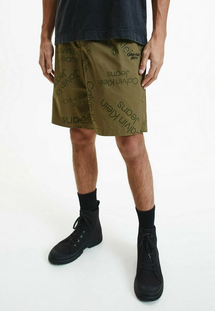 Calvin Klein Jeans ALL-OVER LOGO - Short - Logo Aop Burnt Olive 1 Calvin Klein Jeans ALL-OVER LOGO - Short - Logo Aop Burnt Olive