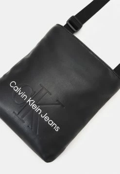 Calvin Klein Jeans MONOGRAM SOFT FLATPACK S - Sac Bandoulière - Black -Calvin Klein Elegant Magasin 6d0dd14143d54d6fa1b54ba0eaad9ab5
