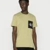 Calvin Klein Jeans DYNAMIC CONTRAST POCKET TEE - T-shirt Basique - Faded Olive