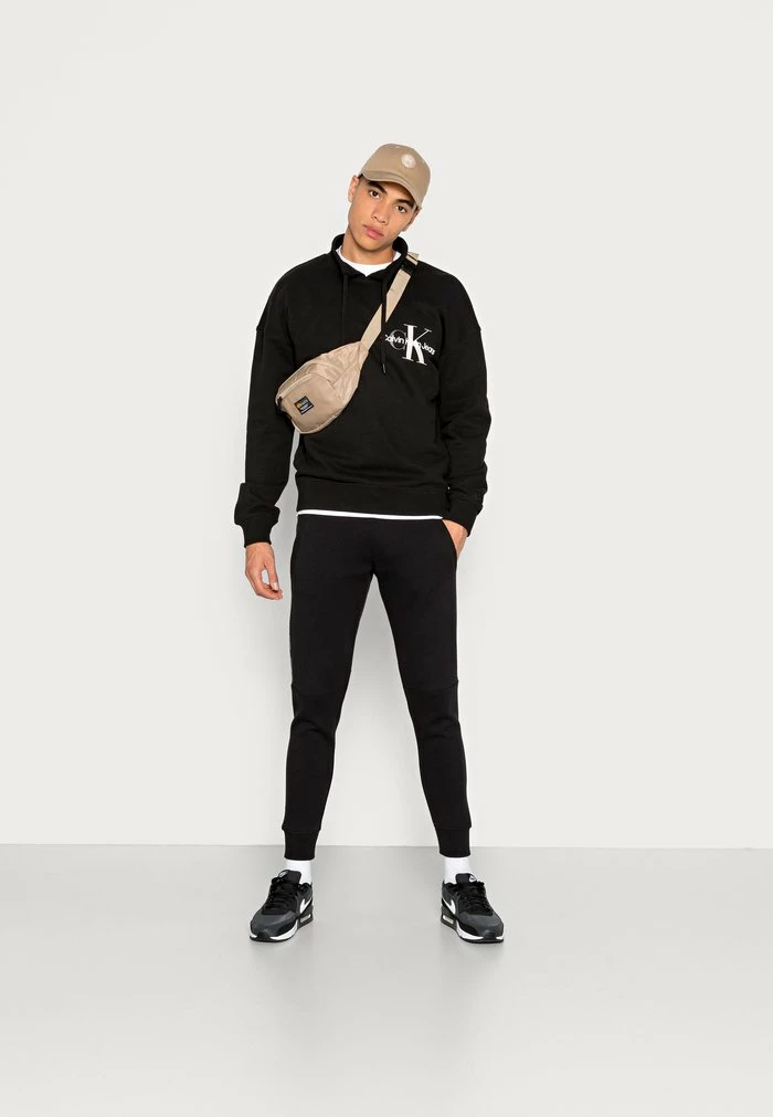 Calvin Klein Jeans TWO TONE MONOGRAM FUNNEL - Sweat à Capuche - Ck Black 2 Calvin Klein Jeans TWO TONE MONOGRAM FUNNEL - Sweat à Capuche - Ck Black – Image 2