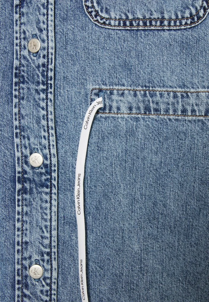 Calvin Klein Jeans DAD SHIRT DRESS - Robe Chemise - Denim Medium 3 Calvin Klein Jeans DAD SHIRT DRESS - Robe Chemise - Denim Medium – Image 3