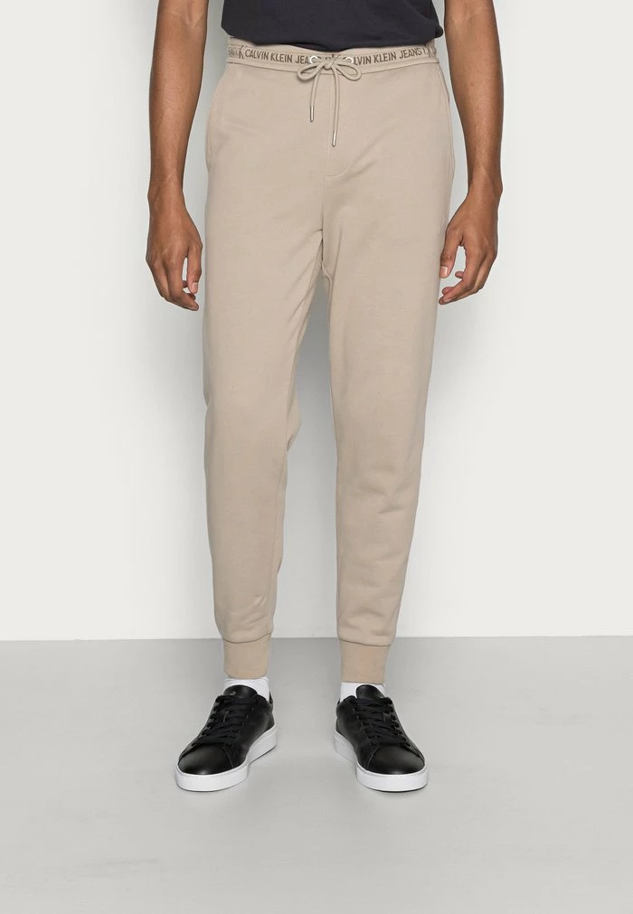 Calvin Klein Jeans LOGO PANT - Pantalon De Survêtement - Crockery 1 Calvin Klein Jeans LOGO PANT - Pantalon De Survêtement - Crockery