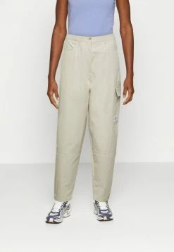 Calvin Klein Jeans BADGE PANT - Pantalon Cargo - Eggshell