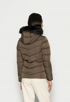 Calvin Klein Jeans SHORT FITTED PUFFER - Doudoune - Black Olive 8 Calvin Klein Jeans SHORT FITTED PUFFER - Doudoune - Black Olive -Calvin Klein Elegant Magasin 72d586436fa34fdeaa9e7c69e9af3a92