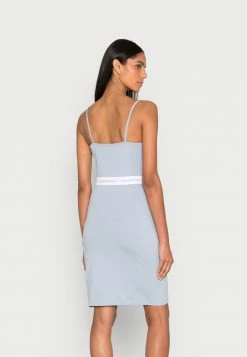 Calvin Klein Jeans LOGO TAPE STRAPPY DRESS - Robe En Jersey - Silver Sky 7 Calvin Klein Jeans LOGO TAPE STRAPPY DRESS - Robe En Jersey - Silver Sky -Calvin Klein Elegant Magasin 72e58f4b4d8e458d97dfba56e36b8748