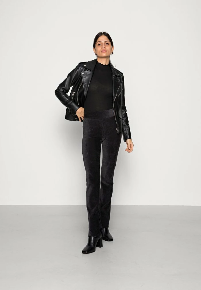 Calvin Klein Jeans VELVET SKINNY PANTS - Pantalon Classique - Black 2 Calvin Klein Jeans VELVET SKINNY PANTS - Pantalon Classique - Black – Image 2