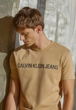 Calvin Klein Jeans INSTITUTIONAL TEE - T-shirt Imprimé - Tawny Sand -Calvin Klein Elegant Magasin 7418406d4ca24ba4b16126640ad8352b