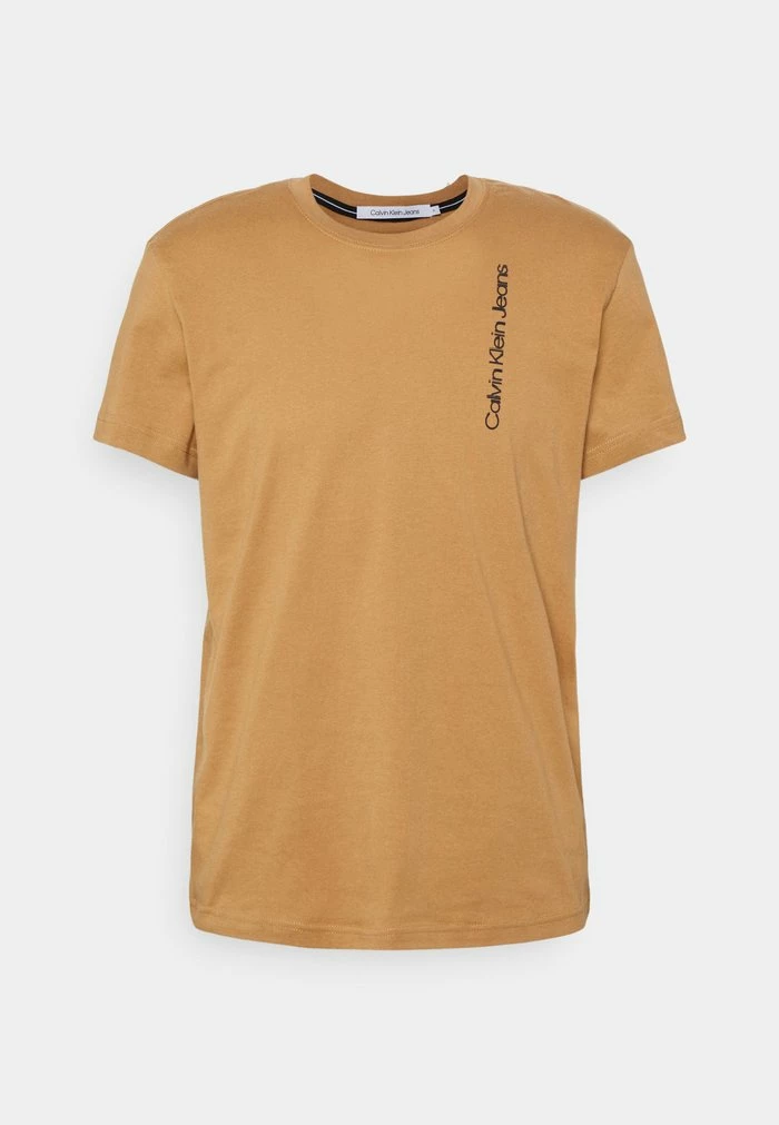 Calvin Klein Jeans SEASONAL INSTITUTIONAL BACK TEE UNISEX - T-shirt Imprimé - Tobacco Brown 2 Calvin Klein Jeans SEASONAL INSTITUTIONAL BACK TEE UNISEX - T-shirt Imprimé - Tobacco Brown – Image 2