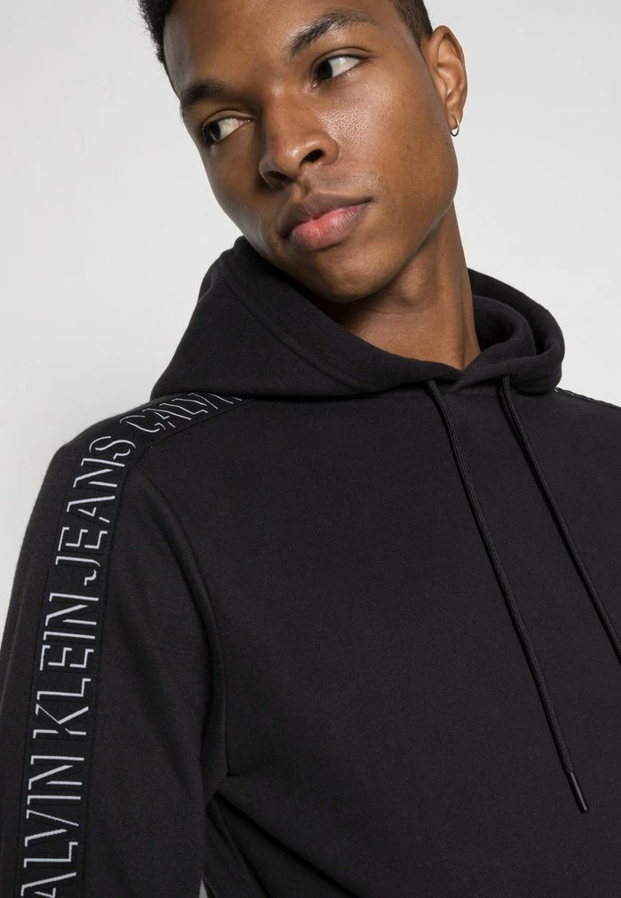 Calvin Klein Jeans SHADOW LOGO TAPE SLEEVES HOODIE - Sweatshirt - Black 5 Calvin Klein Jeans SHADOW LOGO TAPE SLEEVES HOODIE - Sweatshirt - Black – Image 5