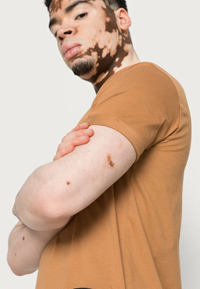 Calvin Klein Jeans BADGE TURN UP SLEEVE - T-shirt Basique - Tobacco Brown 5 Calvin Klein Jeans BADGE TURN UP SLEEVE - T-shirt Basique - Tobacco Brown – Image 5