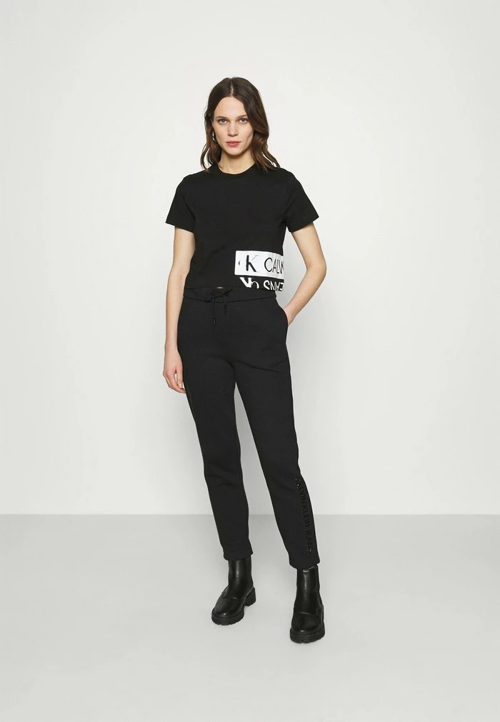 Calvin Klein Jeans MIRRORED LOGO BOXY TEE - T-shirt Imprimé - Black/bright White 2 Calvin Klein Jeans MIRRORED LOGO BOXY TEE - T-shirt Imprimé - Black/bright White – Image 2