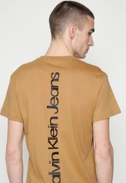 Calvin Klein Jeans SEASONAL INSTITUTIONAL BACK TEE UNISEX - T-shirt Imprimé - Tobacco Brown 14 Calvin Klein Jeans SEASONAL INSTITUTIONAL BACK TEE UNISEX - T-shirt Imprimé - Tobacco Brown -Calvin Klein Elegant Magasin 7965dbd72e0e4246b0a7788ba6f535c3