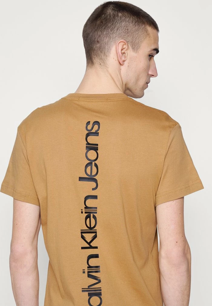 Calvin Klein Jeans SEASONAL INSTITUTIONAL BACK TEE UNISEX - T-shirt Imprimé - Tobacco Brown 7 Calvin Klein Jeans SEASONAL INSTITUTIONAL BACK TEE UNISEX - T-shirt Imprimé - Tobacco Brown – Image 7