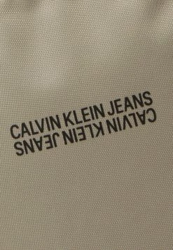 Calvin Klein Jeans SPORT ESSENTIAL ROUND UNISEX - Sac à Dos - Crockery -Calvin Klein Elegant Magasin 79bd5e18445b4e4d98a06b55220d2cf5