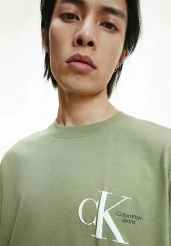 Calvin Klein Jeans BOXY MONOGRAM - T-shirt Imprimé - Faded Olive 8 Calvin Klein Jeans BOXY MONOGRAM - T-shirt Imprimé - Faded Olive -Calvin Klein Elegant Magasin 7a22c31a41914703aafb32102b7c3a79