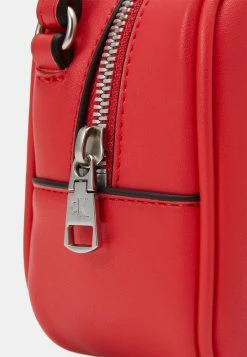 Calvin Klein Jeans SCULPTED CAMERA BAG MONO - Sac Bandoulière - Strawberry Field 11 Calvin Klein Jeans SCULPTED CAMERA BAG MONO - Sac Bandoulière - Strawberry Field -Calvin Klein Elegant Magasin 7ad1f7535616474f81b5f5e084e147fd