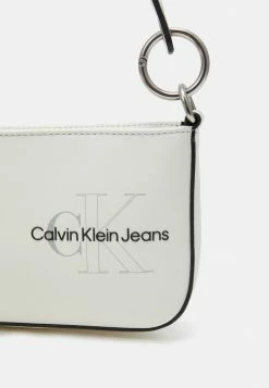 Calvin Klein Jeans SCULPTED SHOULDER POUCH TWO TONE - Sac Bandoulière - Warm White -Calvin Klein Elegant Magasin 7d71b8ef63e943419e697d254b9e77e4