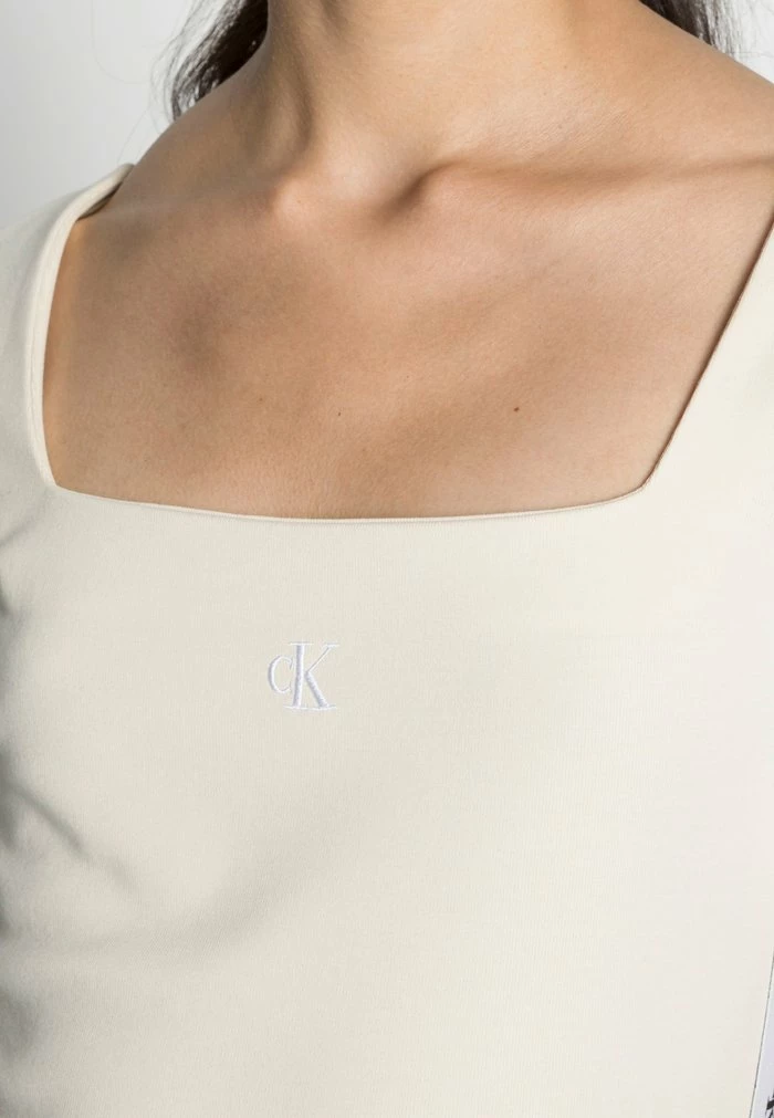 Calvin Klein Jeans SQUARE NECK DRESS - Robe En Jersey - Muslin 5 Calvin Klein Jeans SQUARE NECK DRESS - Robe En Jersey - Muslin – Image 5