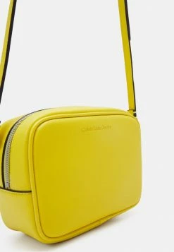 Calvin Klein Jeans SCULPTED CAMERA BAG TWO TONE - Sac Bandoulière - Super Lemon -Calvin Klein Elegant Magasin 7e0e95133362464f870678323d8b3eb4