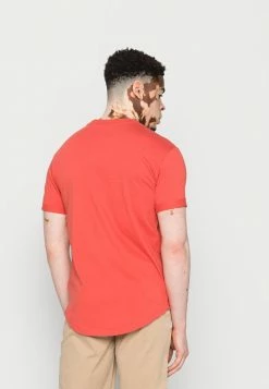 Calvin Klein Jeans BADGE TURN UP SLEEVE - T-shirt Basique - Koralle -Calvin Klein Elegant Magasin 7ee62078b3c9408e8462ac99e95a5014