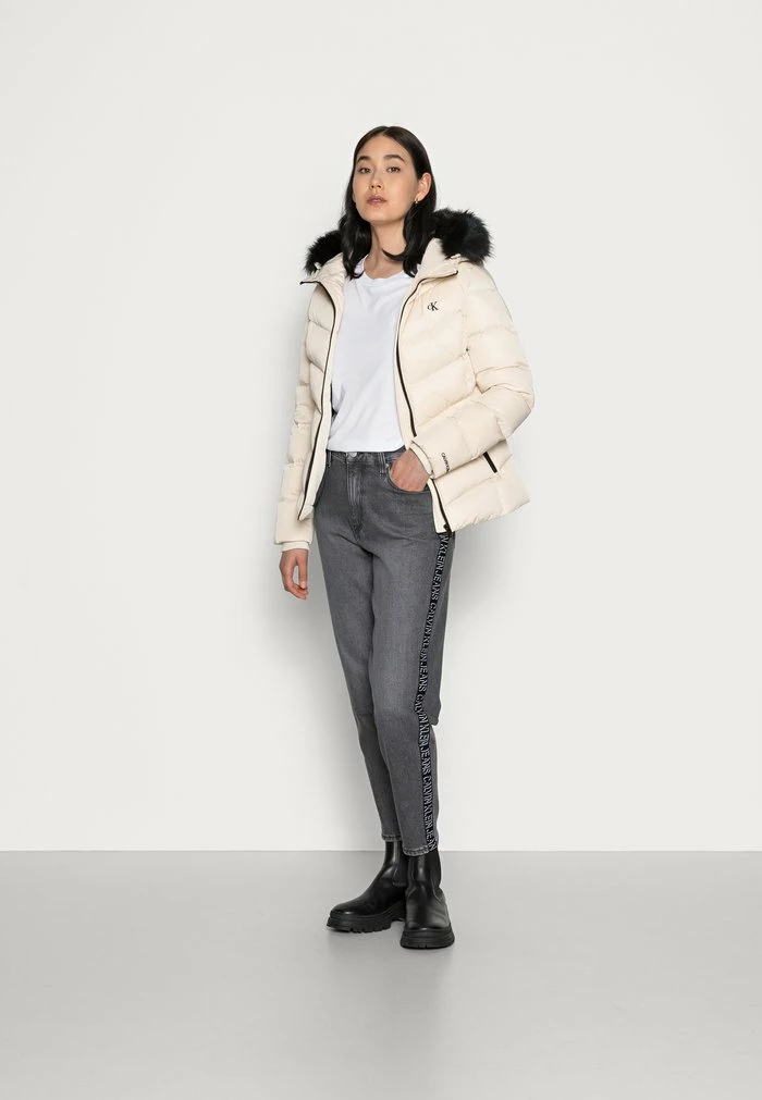 Calvin Klein Jeans SHORT FITTED PUFFER - Doudoune - Muslin 2 Calvin Klein Jeans SHORT FITTED PUFFER - Doudoune - Muslin – Image 2