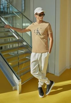 Calvin Klein Jeans SEASONAL MONOGRAM TEE - T-shirt Imprimé - Tawny Sand