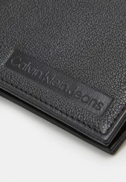 Calvin Klein Jeans LOGO EMBOSS BILLFOLD - Portefeuille - Black 13 Calvin Klein Jeans LOGO EMBOSS BILLFOLD - Portefeuille - Black -Calvin Klein Elegant Magasin 813fbda6d5ef4cbfbd01a8431462e612
