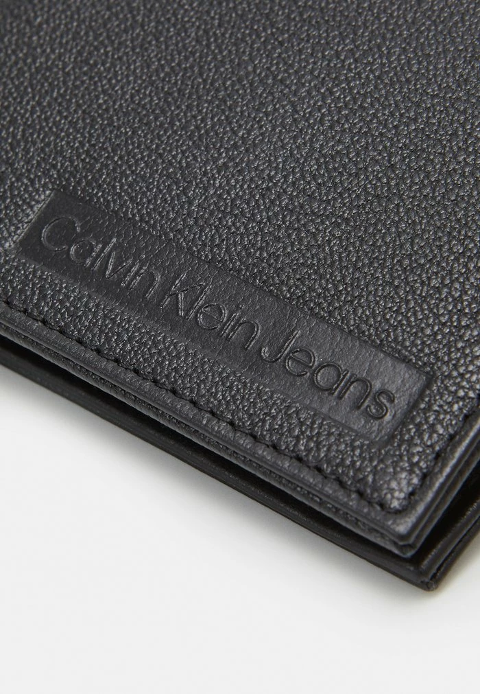 Calvin Klein Jeans LOGO EMBOSS BILLFOLD - Portefeuille - Black 7 Calvin Klein Jeans LOGO EMBOSS BILLFOLD - Portefeuille - Black – Image 7