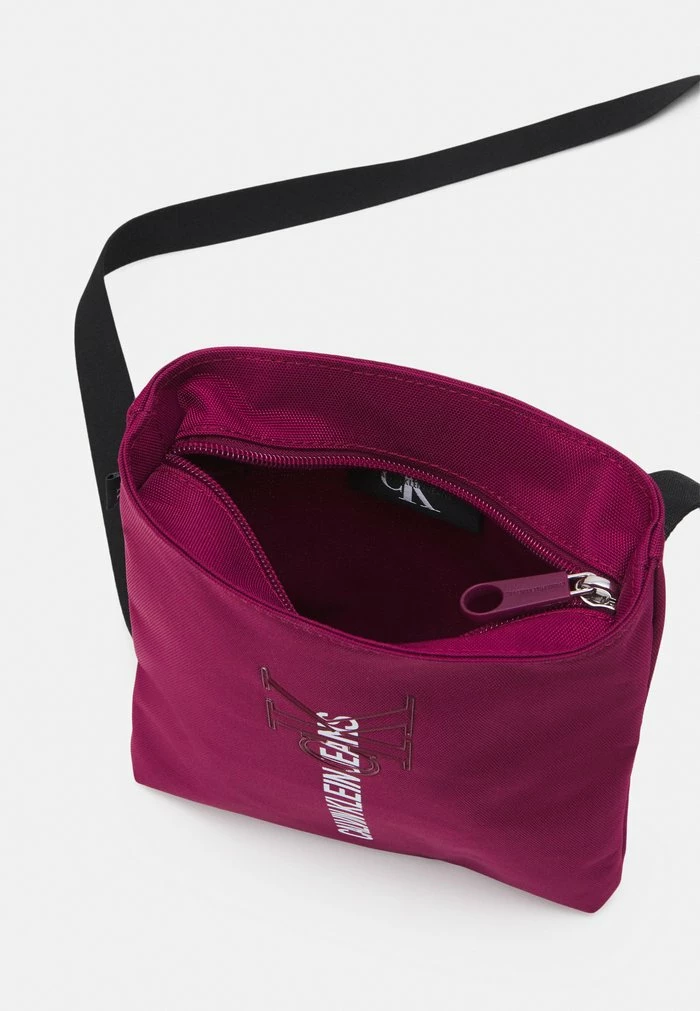 Calvin Klein Jeans MICRO FLATPACK OUTLINE UNISEX - Sac Bandoulière - Purple 3 Calvin Klein Jeans MICRO FLATPACK OUTLINE UNISEX - Sac Bandoulière - Purple – Image 3