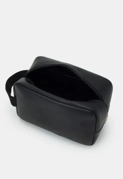 Calvin Klein Jeans LOGO EMBOSS WASHBAG UNISEX - Accessoire De Voyage - Black 7 Calvin Klein Jeans LOGO EMBOSS WASHBAG UNISEX - Accessoire De Voyage - Black -Calvin Klein Elegant Magasin 844086cce3ac4899818e2b3313fc9b96