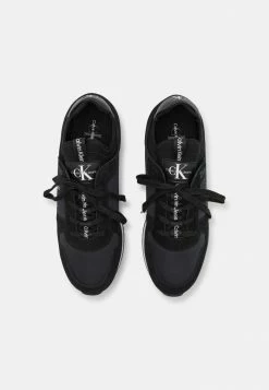 Calvin Klein Jeans RETRO RUNNER - Baskets Basses - Triple Black 9 Calvin Klein Jeans RETRO RUNNER - Baskets Basses - Triple Black -Calvin Klein Elegant Magasin 872b7546fdd146de97309627f8e694fb