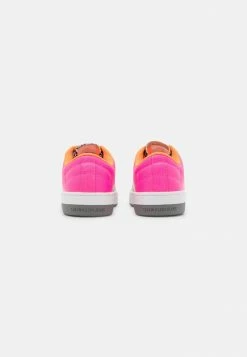 Calvin Klein Jeans BASKETBALL CUPSOLE - Baskets Basses - White/party Pink 9 Calvin Klein Jeans BASKETBALL CUPSOLE - Baskets Basses - White/party Pink -Calvin Klein Elegant Magasin 891abd3c63a34ba3836f1d146375928d